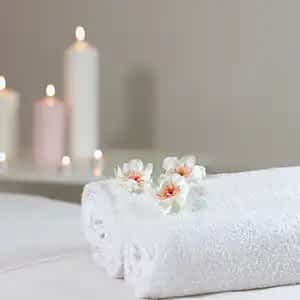 White-towel-with-candles-and-flowers